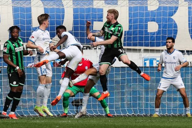 Andreas Voglsammer (Hannover 96,32) und Bright Arrey Mbi (Hannover 96,4) gegen v.r. Luca Schuler (1. FC Magdeburg,26), Daniel Heber (1. FC Magdeburg,15), Mohammed El Hankouri (1. FC Magdeburg,11)) - 2. Fußball Bundesliga Saison 2023-2024 1. FC Magdeburg vs. Hannover 96 in der MDCC Arena in Magdeburg - Aktion,Fußball,Mann,Männer,Deutschland,31.03.2024