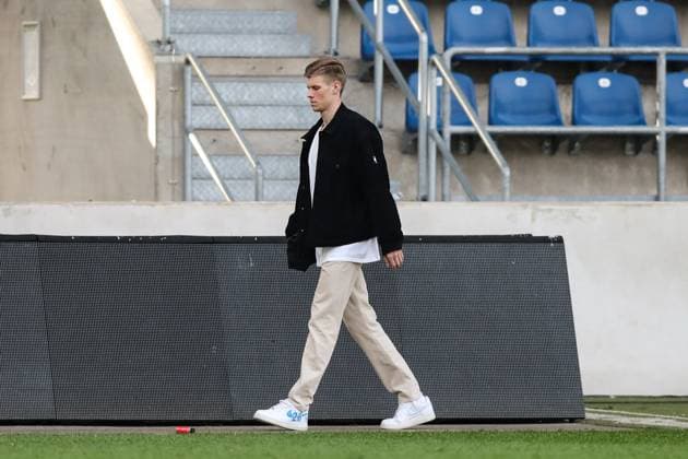 Luca Schuler (1. FC Magdeburg,26) verlässt das leere Stadion nach dem Spiel durch den Innenraum - 2. Fußball Bundesliga Saison 2023-2024 1. FC Magdeburg vs. Hannover 96 in der MDCC Arena in Magdeburg - Fußball,Mann,Männer,Deutschland,31.03.2024