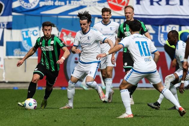 Enzo Leopold (Hannover 96,8) gegen Jean Hugonet (1. FC Magdeburg,24) und Jason Ceka (1. FC Magdeburg,10) - 2. Fußball Bundesliga Saison 2023-2024 1. FC Magdeburg vs. Hannover 96 in der MDCC Arena in Magdeburg - Aktion,Fußball,Mann,Männer,Deutschland,31.03.2024