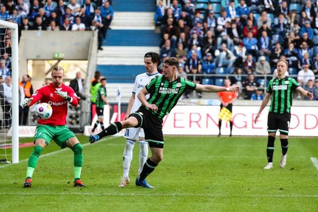 Phil Neumann (Hannover 96,5) gegen Jean Hugonet (1. FC Magdeburg,24) und Torwart Dominik Reimann (1. FC Magdeburg,1) - 2. Fußball Bundesliga Saison 2023-2024 1. FC Magdeburg vs. Hannover 96 in der MDCC Arena in Magdeburg - Aktion,Fußball,Mann,Männer,Deutschland,31.03.2024
