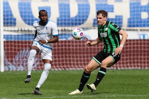 Max Christiansen (Hannover 96,13) gegen Silas Gnaka (1. FC Magdeburg,25) - 2. Fußball Bundesliga Saison 2023-2024 1. FC Magdeburg vs. Hannover 96 in der MDCC Arena in Magdeburg - Aktion,Fußball,Mann,Männer,Deutschland,31.03.2024
