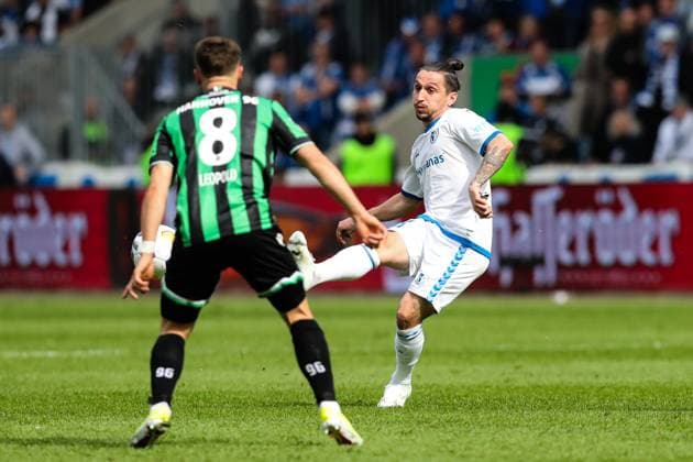 Baris Atik (1. FC Magdeburg,23) gegen Enzo Leopold (Hannover 96,8) - 2. Fußball Bundesliga Saison 2023-2024 1. FC Magdeburg vs. Hannover 96 in der MDCC Arena in Magdeburg - Aktion,Fußball,Mann,Männer,Deutschland,31.03.2024
