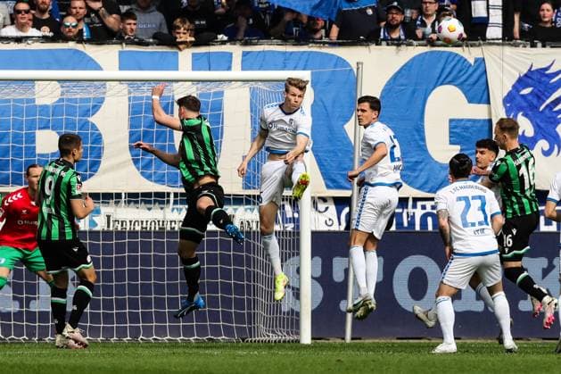 Luca Schuler (1. FC Magdeburg,26) und Tobias Müller (1. FC Magdeburg,21) gegen Phil Neumann (Hannover 96,5) - 2. Fußball Bundesliga Saison 2023-2024 1. FC Magdeburg vs. Hannover 96 in der MDCC Arena in Magdeburg - Aktion,Fußball,Mann,Männer,Deutschland,31.03.2024