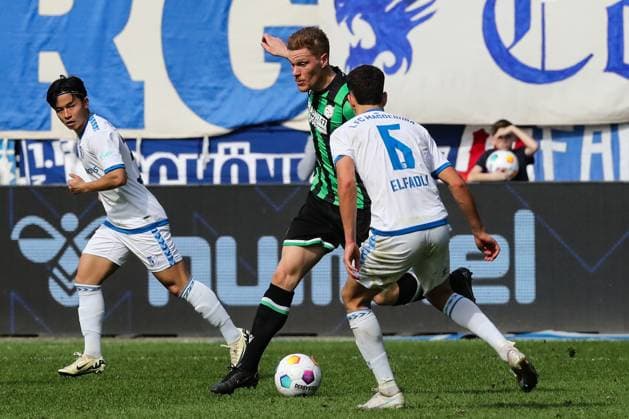 Marcel Halstenberg (Hannover 96,23) gegen Tatsuya Ito (1. FC Magdeburg,37) und Daniel Elfadli (1. FC Magdeburg,6) - 2. Fußball Bundesliga Saison 2023-2024 1. FC Magdeburg vs. Hannover 96 in der MDCC Arena in Magdeburg - Aktion,Fußball,Mann,Männer,Deutschland,31.03.2024