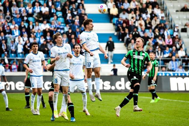 Alexander Nollenberger (1. FC Magdeburg,17) und Luca Schuler (1. FC Magdeburg,26) gegen Havard Nielsen (Hannover 96,16) - 2. Fußball Bundesliga Saison 2023-2024 1. FC Magdeburg vs. Hannover 96 in der MDCC Arena in Magdeburg - Aktion,Fußball,Mann,Männer,Deutschland,31.03.2024