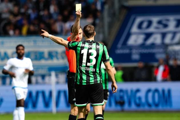 Referee Florian Lechner zeigt Max Christiansen (Hannover 96,13) die Gelbe Karte - 2. Fußball Bundesliga Saison 2023-2024 1. FC Magdeburg vs. Hannover 96 in der MDCC Arena in Magdeburg - Aktion,Fußball,Mann,Männer,Deutschland,31.03.2024