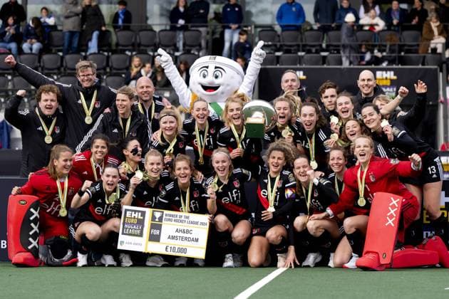 Bilder des Jahres 2024, Sport 04 April Sport Themen der Woche KW14 Sport Bilder des Tages AMSTELVEEN - Joy at AH&BC Amsterdam after winning the Euro Hockey League final against Mannheimer HC. ANP SANDER KONING xVIxANPxSportx xxANPxIVx 494996332 originalFilename: 494996332.jpg