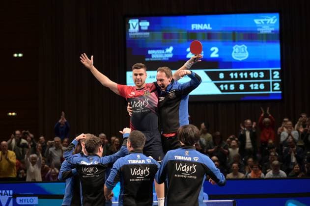 Bilder des Jahres 2024, Sport 04 April Sport Themen der Woche KW14 Sport Bilder des Tages TTCL Finale 1. FC Saarbrücken TT - Borussia Düsseldorf am 01.04.2024 in der Saarlandhalle in Saarbrücken Darko Jorgic ( Saarbrücken ) sowie die Mannschaft jubeln nach dem Sieg *** TTCL Final 1 FC Saarbrücken TT Borussia Düsseldorf on 01 04 2024 in the Saarlandhalle in Saarbrücken Darko Jorgic Saarbrücken and the team cheer after the victory xJFx