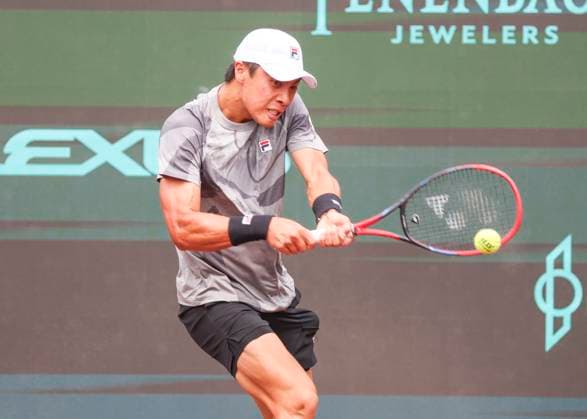 HOUSTON, TX - APRIL 01: Brandon Nakashima (USA) in action during the US Clay Court Championship at River Oaks Country Club on April 1, 2024 in Houston, Texas. (Photo by Leslie Plaza Johnson Icon Sportswire) TENNIS: APR 01 US Clay Court Championships EDITORIAL USE ONLY Icon240401001