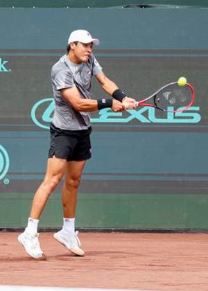 HOUSTON, TX - APRIL 01: Brandon Nakashima (USA) in action during the US Clay Court Championship at River Oaks Country Club on April 1, 2024 in Houston, Texas. (Photo by Leslie Plaza Johnson Icon Sportswire) TENNIS: APR 01 US Clay Court Championships EDITORIAL USE ONLY Icon240401010