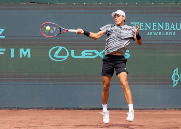 HOUSTON, TX - APRIL 01: Brandon Nakashima (USA) in action during the US Clay Court Championship at River Oaks Country Club on April 1, 2024 in Houston, Texas. (Photo by Leslie Plaza Johnson Icon Sportswire) TENNIS: APR 01 US Clay Court Championships EDITORIAL USE ONLY Icon240401013