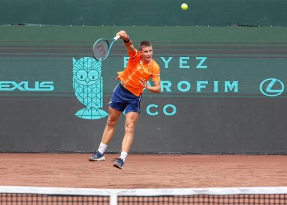 HOUSTON, TX - APRIL 01: Duje Ajdukovic (CRO) serves the ball during the US Clay Court Championship at River Oaks Country Club on April 1, 2024 in Houston, Texas. (Photo by Leslie Plaza Johnson Icon Sportswire) TENNIS: APR 01 US Clay Court Championships EDITORIAL USE ONLY Icon240401020