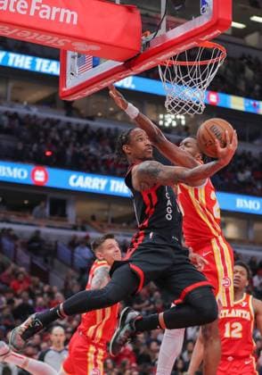 Sport Themen der Woche KW14 Sport Bilder des Tages CHICAGO, IL - APRIL 01: DeMar DeRozan 11 of the Chicago Bulls drives to the basket for a layup during the first half at the United Center on April 1, 2024 in Chicago, Illinois. (Photo by Melissa Tamez Icon Sportswire) NBA, Basketball Herren, USA APR 01 Hawks at Bulls EDITORIAL USE ONLY Icon24040103