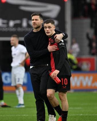 Jubel Trainer Xabi Alonso (Bayer 04 Leverkusen) mit Florian Wirtz (Bayer 04 Leverkusen) 30.03.2024, Fussball Saison 2023 2024, 1. Bundesliga, 27. Spieltag, Bayer 04 Leverkusen - TSG Hoffenheim 2:1 Leverkusen BayArena Nordrhein Westfalen Deutschland *** Cheering coach Xabi Alonso Bayer 04 Leverkusen with Florian Wirtz Bayer 04 Leverkusen 30 03 2024, Soccer season 2023 2024, 1 Bundesliga, Matchday 27, Bayer 04 Leverkusen TSG Hoffenheim 2 1 Leverkusen BayArena Nordrhein Westfalen Germany Team2
