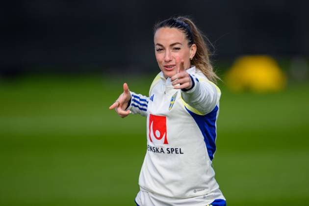 Sport Themen der Woche KW14 Sport Bilder des Tages 240402 Kosovare Asllani of Sweden of the Swedish women s national football team during a training session on April 2, 2024 in London. Photo: Ludvig Thunman BILDBYRAN kod LT LT0614 fotboll football soccer fotball träning practice training sverige sweden dam bbeng *** 240402 Kosovare Asllani of Sweden of the Swedish women s national football team during a training session on April 2, 2024 in London Photo Ludvig Thunman BILDBYRAN code LT LT0614 fotboll soccer fotball träning practice training sverige sweden dam bbeng  Copyright: LUDVIGxTHUNMAN BB240402LT006