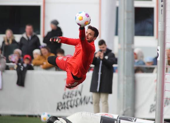 Sport Themen der Woche KW14 Sport Bilder des Tages München, Deutschland 02. April 2024: Fussball, Herren, Saison 2023 2024, FC Bayern München, Säbener Strasse, Trainingsgelände, Training, öffentliches Training Sven Ulreich (FC Bayern München) fliegt durch die Luft, Parade, Ball *** Munich, Germany 02 April 2024 Football, men, season 2023 2024, FC Bayern Munich, Säbener Strasse, training ground, training, public training Sven Ulreich FC Bayern Munich flies through the air, parade, ball