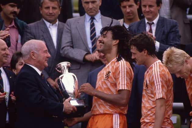 UEFA-Praesident Jacques GEORGES links, ueberreicht den EM-Pokal an Ruud GULLIT, NED, bei der Siegerehrung, Fussball EM Europameisterschaft 1988 in Deutschland, Finale, Holland (Niederlande) - UdSSR 2:0 am 25.06.1988 in Muenchen; Â *** UEFA President Jacques GEORGES, left, presents the European Championship trophy to Ruud GULLIT, NED, at the award ceremony, European Football Championship 1988 in Germany, Final, Holland Netherlands USSR 2 0 on 25 06 1988 in Munich Â