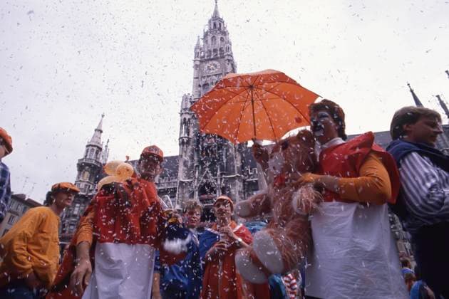 Fans der Niederlande, NED, jubeln auf dem Muenchener Marienplatz, allgemein, feature, Randmotiv, Symbolfoto Fussball EM Europameisterschaft 1988 in Deutschland, Finale, Holland (Niederlande) - UdSSR 2:0 am 25.06.1988 in Muenchen; Â *** Fans of the Netherlands, NED, cheering on the Marienplatz in Munich, general, feature, border motif, symbolic photo European Football Championship 1988 in Germany, final, Holland Netherlands USSR 2 0 on 25 06 1988 in Munich Â