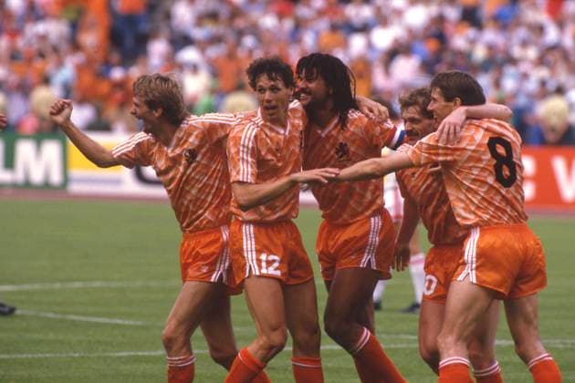 Torjubel der Niederlande, Jubeltraube, in der Mitte Ruud GULLIT und Marco van BASTEN, NED, die jeweils ein Tor in diesem Spiel erzielt haben, Fussball EM Europameisterschaft 1988 in Deutschland, Finale, Holland (Niederlande) - UdSSR 2:0 am 25.06.1988 in Muenchen; Â *** Goal celebration of the Netherlands, cheering crowd, in the middle Ruud GULLIT and Marco van BASTEN, NED, who each scored a goal in this match, European Football Championship 1988 in Germany, Final, Holland Netherlands USSR 2 0 on 25 06 1988 in Munich Â