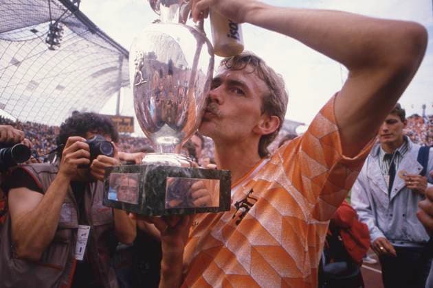 Archivbilder der Woche SPORT KW14 Adri van TIGGELEN (NED) kuesst den EM-Pokal, nach der Siegerehrung, Fussball EM Europameisterschaft 1988 in Deutschland, Finale, Holland (Niederlande) - UdSSR 2:0 am 25.06.1988 in Muenchen; Â *** Adri van TIGGELEN NED kisses the European Championship trophy, after the award ceremony, European Football Championship 1988 in Germany, Final, Holland Netherlands USSR 2 0 on 25 06 1988 in Munich Â