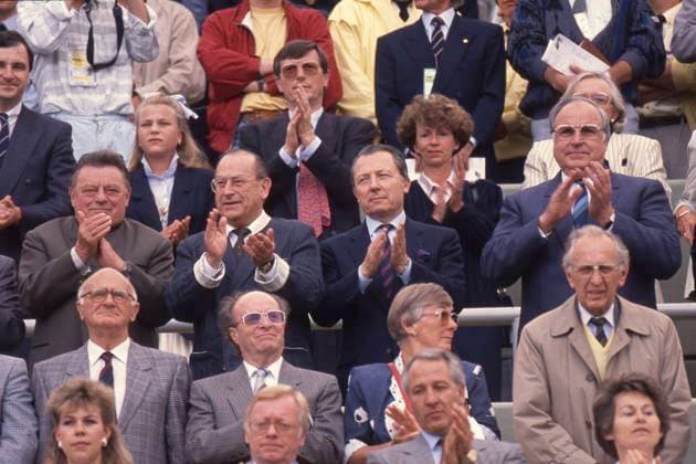Gaeste auf der Ehrentribuene: Mittlere Reihe von links: Franz-Josef STRAUSS, bayrischer Ministerpraesident, Friedrich ZIMMERMANN, Bundesinnenminister, xxxx Helmut KOHL, Bundeskanzler, Fussball EM Europameisterschaft 1988 in Deutschland, Finale, Holland (Niederlande) - UdSSR 2:0 am 25.06.1988 in Muenchen; Â *** Guests on the VIP stand Middle row from left Franz Josef STRAUSS, Bavarian State Premier, Friedrich ZIMMERMANN, Federal Minister of the Interior, xxxx Helmut KOHL, Federal Chancellor, European Football Championship 1988 in Germany, Final, Holland Netherlands USSR 2 0 on 25 06 1988 in Munich Â