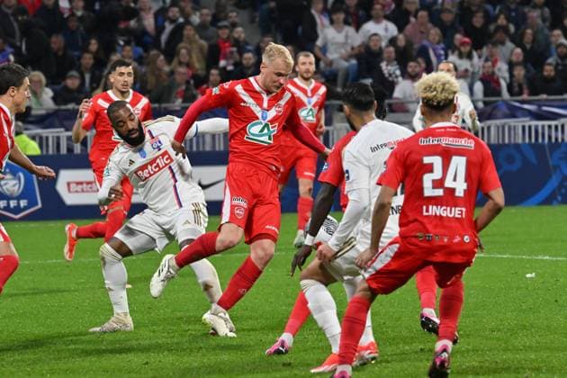 Alexandre Lacazette (lyon) vs Woudenberg (valenciennes) FOOTBALL: Olympique Lyonnais vs Valenciennes Football Club - 1 2 Coupe de France - 02 04 2024 FredericChambert Panoramic 