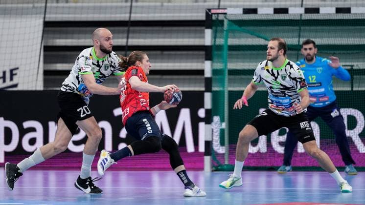 v.li.: Borna Manci Micevic (RK Nexe, 20), Juri Knorr (RNL, 10), Luka Moslavac (RK Nexe, 27), Zweikampf, Spielszene, Duell, duel, tackle, tackling, Dynamik, Action, Aktion, 02.04.2024, Heidelberg (Deutschland), Handball, EHF European League, Rhein-Neckar Löwen - RK NEXE Nasice