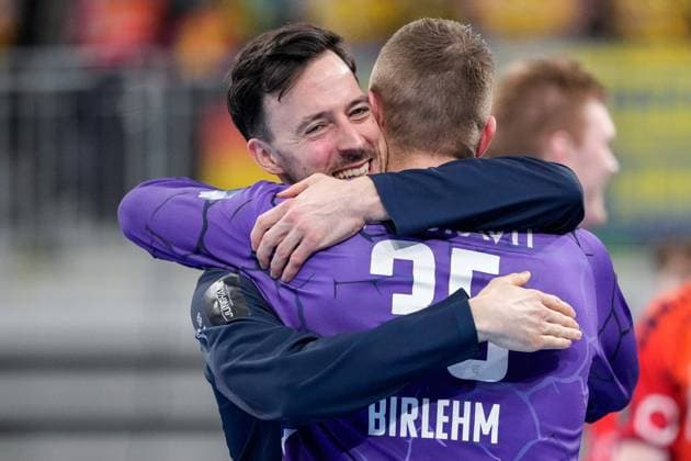Sport Themen der Woche KW14 Sport Bilder des Tages v.li.: Patrick Groetzki (RNL, 24), Joel Birlehm (Torwart, RNL, 35), Spieler der Rhein-Neckar-Löwen, Jubel nach dem Schlusspfiff, Freude über den Sieg, Sieger, Gewinner, jubelt, jubeln, fröhlich, optimistisch, Highlight, Action, Aktion, 02.04.2024, Heidelberg (Deutschland), Handball, EHF European League, Rhein-Neckar Löwen - RK NEXE Nasice *** from left Patrick Groetzki RNL, 24 , Joel Birlehm goalkeeper, RNL, 35 , Rhein Neckar Löwen player, cheering after the final whistle, joy about the victory, winner, winner, cheers, cheering, cheerful, optimistic, highlight, action, action, 02 04 2024, Heidelberg Germany , Handball, EHF European League, Rhein Neckar Löwen RK NEXE Nasice xozx
