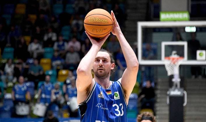 31.03.2024, xokbx, Basketball Pro A Liga, Frankfurt Skyliners - UBC Münster emspor, v.l. Marco Voeller (Fraport Skyliners Frankfurt) beim Wurf (DFL DFB REGULATIONS PROHIBIT ANY USE OF PHOTOGRAPHS as IMAGE SEQUENCES and or QUASI-VIDEO) Frankfurt am Main