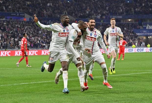 Joie de Alexandre Lacazette (lyon) et de ses coÃ quipiers FOOTBALL: Olympique Lyonnais vs Valenciennes Football Club - 1 2 Coupe de France - 02 04 2024 FredericChambert Panoramic 