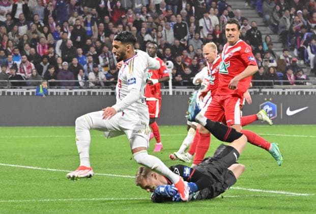 Said Benrahma (lyon) vs Jean Louchet (valenciennes) FOOTBALL: Olympique Lyonnais vs Valenciennes Football Club - 1 2 Coupe de France - 02 04 2024 FredericChambert Panoramic 