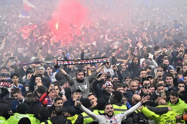 Rayan Cherki devant les supporters sur la pelouse (lyon) FOOTBALL: Olympique Lyonnais vs Valenciennes Football Club - 1 2 Coupe de France - 02 04 2024 FredericChambert Panoramic 