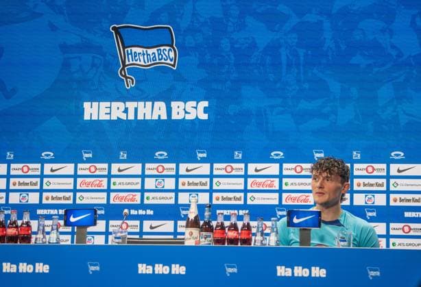 Fussball, Herren, Saison 2023 2024, 2. Bundesliga, Hertha BSC, Fabian Reese (Hertha BSC) neben dem leeren Stuhl von Trainer Pal Dardai (Hertha BSC), 03.04. 2024,