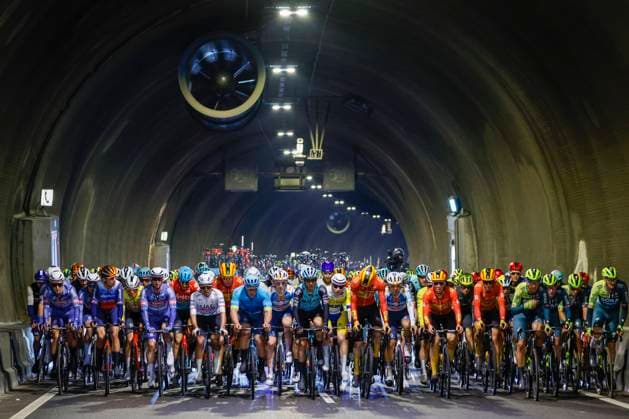 Bilder des Jahres 2024, Sport 04 April Sport Themen der Woche KW14 Sport Bilder des Tages Scheldeprijs 2024 SCHOTEN, BELGIUM - APRIL 03 : Illustration picture of the peloton pictured in a tunnel during the Scheldeprijs 2024 cycling race for elite men with start in Terneuzen and finish in Schoten on April 3, 2024 in Schoten, Belgium, 03 04 2024 Schoten Belgium  Copyright: xJanxDexMeuleneirx