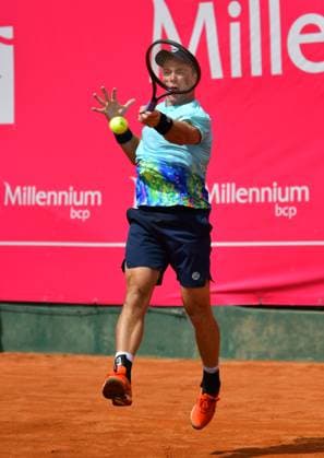 Dominik Koepfer (Deutschland) unterliegt bei den Estoril Open in Runde 1. Estoril Open, Portugal, 3. April 2024 - Tennisspieler Dominik Koepfer, Deutschland, unterliegt in seinem Erstrundenspiel auf der ATP, Tennis Herren Tour bei den Estoril Open in Portugal dem spanischen Qualifikanten Pablo Llamas Ruiz. Estoril Estoril Tennis Club Lisbon Portugal