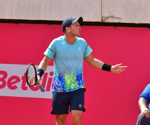 Dominik Koepfer (Deutschland) unterliegt bei den Estoril Open in Runde 1 und zeigt sich unzufrieden. Estoril Open, Portugal, 3. April 2024 - Tennisspieler Dominik Koepfer, Deutschland, unterliegt in seinem Erstrundenspiel auf der ATP, Tennis Herren Tour bei den Estoril Open in Portugal dem spanischen Qualifikanten Pablo Llamas Ruiz. Koepfer reklamiert im Verlauf des Spiels mehrfach, dass das gestern beim Stand von 2:2 im ersten Satz wegen Regens auf Center Court 2 abgebrochene Spiel heute auf dem kleineren Center Court 3 fortgesetzt wurde. Estoril Estoril Tennis Club Lisbon Portugal