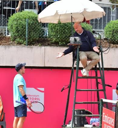 Dominik Koepfer (Deutschland) unterliegt bei den Estoril Open in Runde 1 und zeigt sich unzufrieden. Estoril Open, Portugal, 3. April 2024 - Tennisspieler Dominik Koepfer, Deutschland, unterliegt in seinem Erstrundenspiel auf der ATP, Tennis Herren Tour bei den Estoril Open in Portugal dem spanischen Qualifikanten Pablo Llamas Ruiz. Koepfer reklamiert im Verlauf des Spiels mehrfach, dass das gestern beim Stand von 2:2 im ersten Satz wegen Regens auf Center Court 2 abgebrochene Spiel heute auf dem kleineren Center Court 3 fortgesetzt wurde. Estoril Estoril Tennis Club Lisbon Portugal