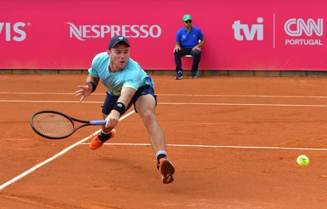 Dominik Koepfer (Deutschland) unterliegt bei den Estoril Open in Runde 1. Estoril Open, Portugal, 3. April 2024 - Tennisspieler Dominik Koepfer, Deutschland, unterliegt in seinem Erstrundenspiel auf der ATP, Tennis Herren Tour bei den Estoril Open in Portugal dem spanischen Qualifikanten Pablo Llamas Ruiz. Estoril Estoril Tennis Club Lisbon Portugal