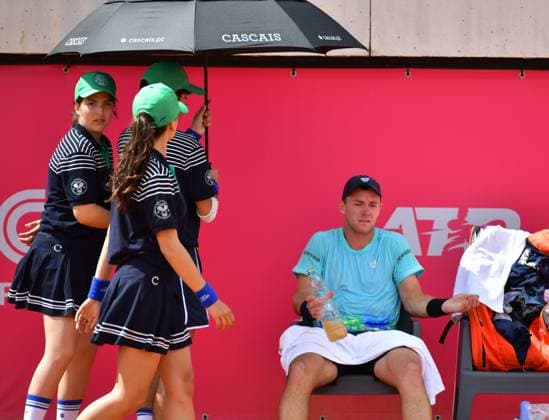 Dominik Koepfer (Deutschland) unterliegt bei den Estoril Open in Runde 1 und zeigt sich unzufrieden. Estoril Open, Portugal, 3. April 2024 - Tennisspieler Dominik Koepfer, Deutschland, unterliegt in seinem Erstrundenspiel auf der ATP, Tennis Herren Tour bei den Estoril Open in Portugal dem spanischen Qualifikanten Pablo Llamas Ruiz. Koepfer reklamiert im Verlauf des Spiels mehrfach, dass das gestern beim Stand von 2:2 im ersten Satz wegen Regens auf Center Court 2 abgebrochene Spiel heute auf dem kleineren Center Court 3 fortgesetzt wurde. Estoril Estoril Tennis Club Lisbon Portugal