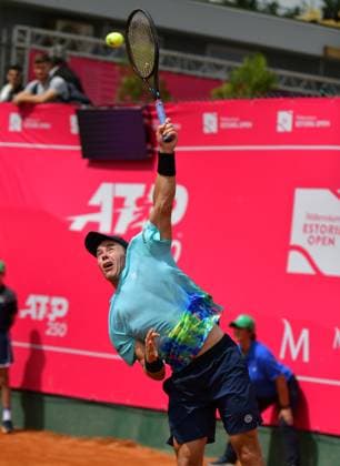 Dominik Koepfer (Deutschland) unterliegt bei den Estoril Open in Runde 1. Estoril Open, Portugal, 3. April 2024 - Tennisspieler Dominik Koepfer, Deutschland, unterliegt in seinem Erstrundenspiel auf der ATP, Tennis Herren Tour bei den Estoril Open in Portugal dem spanischen Qualifikanten Pablo Llamas Ruiz. Estoril Estoril Tennis Club Lisbon Portugal