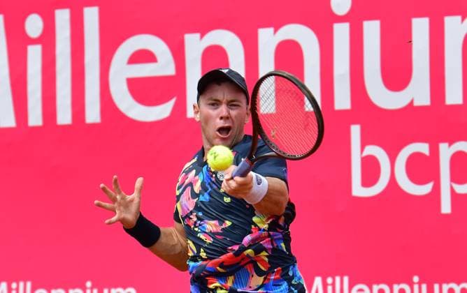 Dominik Koepfer (Deutschland) unterliegt bei den Estoril Open in Runde 1. Estoril Open, Portugal, 3. April 2024 - Tennisspieler Dominik Koepfer, Deutschland, unterliegt in seinem Erstrundenspiel auf der ATP, Tennis Herren Tour bei den Estoril Open in Portugal dem spanischen Qualifikanten Pablo Llamas Ruiz. Estoril Estoril Tennis Club Lisbon Portugal