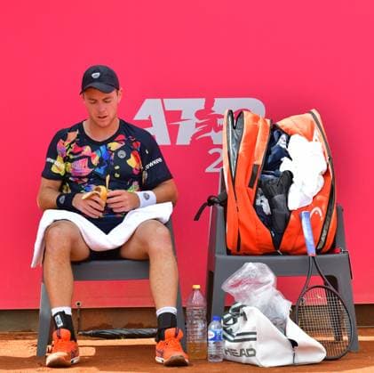 Dominik Koepfer (Deutschland) unterliegt bei den Estoril Open in Runde 1. Estoril Open, Portugal, 3. April 2024 - Tennisspieler Dominik Koepfer, Deutschland, unterliegt in seinem Erstrundenspiel auf der ATP, Tennis Herren Tour bei den Estoril Open in Portugal dem spanischen Qualifikanten Pablo Llamas Ruiz. Estoril Estoril Tennis Club Lisbon Portugal