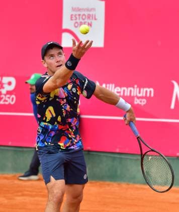 Dominik Koepfer (Deutschland) unterliegt bei den Estoril Open in Runde 1. Estoril Open, Portugal, 3. April 2024 - Tennisspieler Dominik Koepfer, Deutschland, unterliegt in seinem Erstrundenspiel auf der ATP, Tennis Herren Tour bei den Estoril Open in Portugal dem spanischen Qualifikanten Pablo Llamas Ruiz. Estoril Estoril Tennis Club Lisbon Portugal