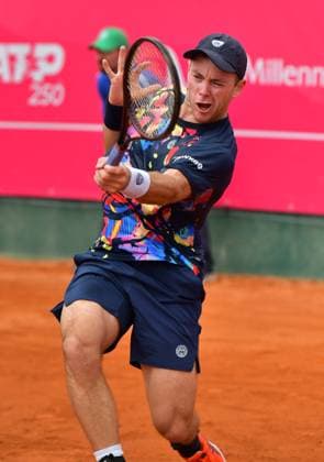 Dominik Koepfer (Deutschland) unterliegt bei den Estoril Open in Runde 1. Estoril Open, Portugal, 3. April 2024 - Tennisspieler Dominik Koepfer, Deutschland, unterliegt in seinem Erstrundenspiel auf der ATP, Tennis Herren Tour bei den Estoril Open in Portugal dem spanischen Qualifikanten Pablo Llamas Ruiz. Estoril Estoril Tennis Club Lisbon Portugal