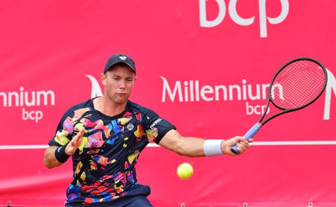 Dominik Koepfer (Deutschland) unterliegt bei den Estoril Open in Runde 1. Estoril Open, Portugal, 3. April 2024 - Tennisspieler Dominik Koepfer, Deutschland, unterliegt in seinem Erstrundenspiel auf der ATP, Tennis Herren Tour bei den Estoril Open in Portugal dem spanischen Qualifikanten Pablo Llamas Ruiz. Estoril Estoril Tennis Club Lisbon Portugal