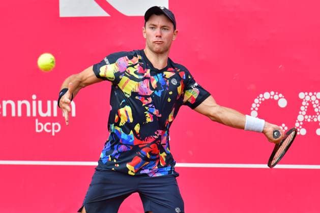 Dominik Koepfer (Deutschland) unterliegt bei den Estoril Open in Runde 1. Estoril Open, Portugal, 3. April 2024 - Tennisspieler Dominik Koepfer, Deutschland, unterliegt in seinem Erstrundenspiel auf der ATP, Tennis Herren Tour bei den Estoril Open in Portugal dem spanischen Qualifikanten Pablo Llamas Ruiz. Estoril Estoril Tennis Club Lisbon Portugal