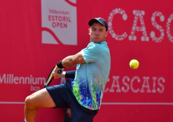 Dominik Koepfer (Deutschland) unterliegt bei den Estoril Open in Runde 1. Estoril Open, Portugal, 3. April 2024 - Tennisspieler Dominik Koepfer, Deutschland, unterliegt in seinem Erstrundenspiel auf der ATP, Tennis Herren Tour bei den Estoril Open in Portugal dem spanischen Qualifikanten Pablo Llamas Ruiz. Estoril Estoril Tennis Club Lisbon Portugal