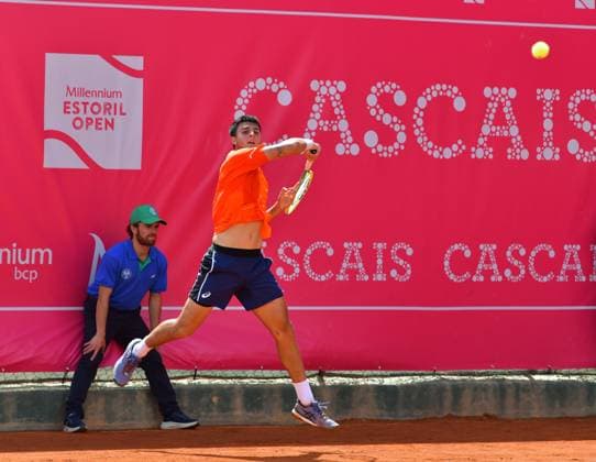 Pablo Llamas Ruiz (Spanien) zieht bei den Estoril Open in das Achtelfinale ein. Estoril Open, Portugal, 3. April 2024 - Der Spanier Pablo Llamas Ruiz zieht bei den Estoril Open mit einem Sieg über das deutsche Tennis-Ass Dominik Koepfer in Portugal in das Achtelfinale ein. Estoril Estoril Tennis Club Lisbon Portugal