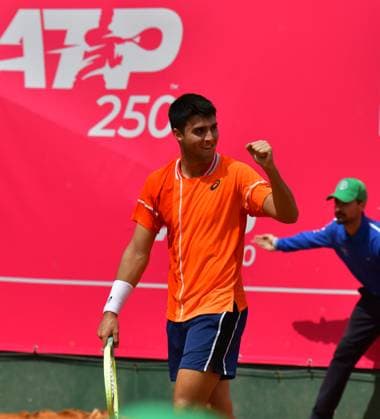 Pablo Llamas Ruiz (Spanien) zieht bei den Estoril Open in das Achtelfinale ein. Estoril Open, Portugal, 3. April 2024 - Der Spanier Pablo Llamas Ruiz zieht bei den Estoril Open mit einem Sieg über das deutsche Tennis-Ass Dominik Koepfer in Portugal in das Achtelfinale ein. Estoril Estoril Tennis Club Lisbon Portugal