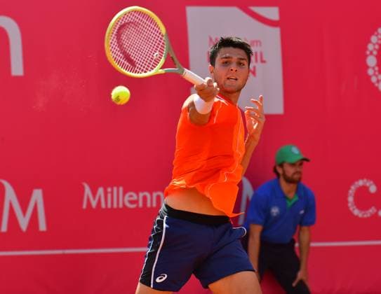 Pablo Llamas Ruiz (Spanien) zieht bei den Estoril Open in das Achtelfinale ein. Estoril Open, Portugal, 3. April 2024 - Der Spanier Pablo Llamas Ruiz zieht bei den Estoril Open mit einem Sieg über das deutsche Tennis-Ass Dominik Koepfer in Portugal in das Achtelfinale ein. Estoril Estoril Tennis Club Lisbon Portugal
